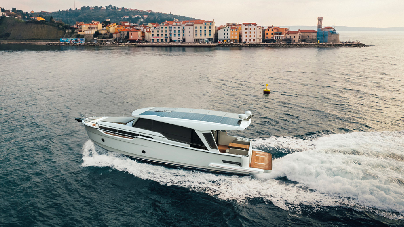 greenline-42-underway