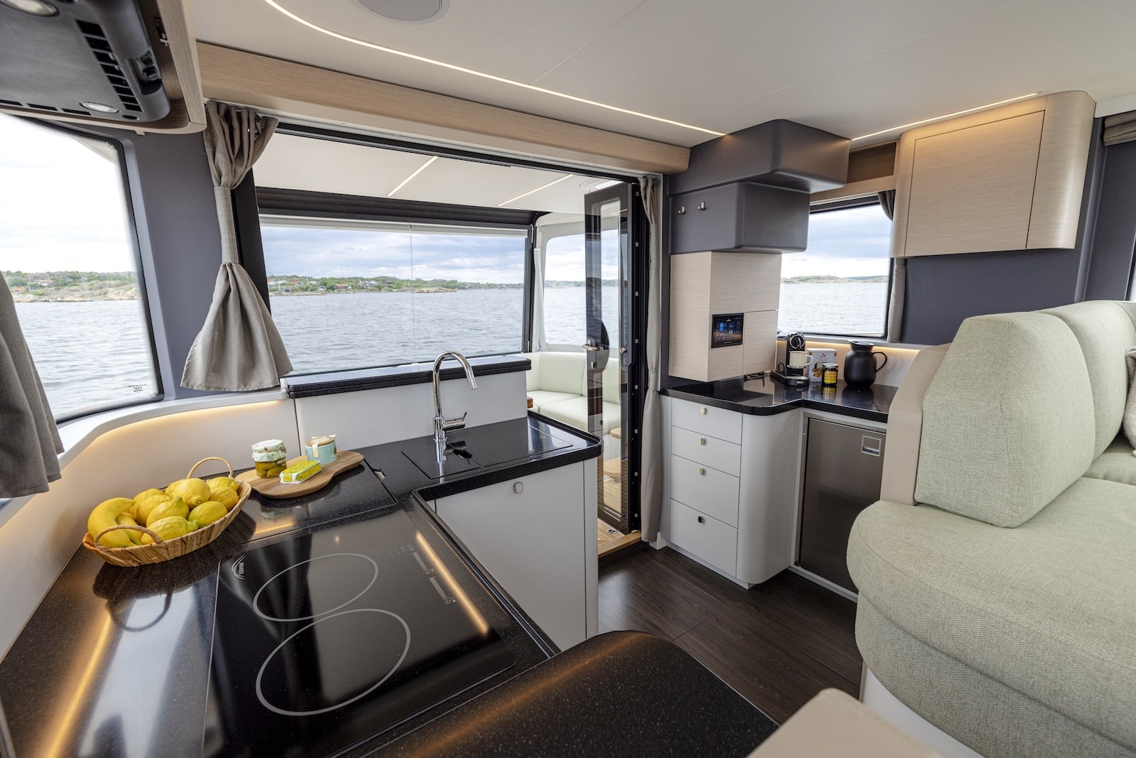 Nimbus 495 Flybridge galley